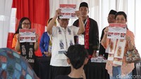 Pramono terlihat mengenakan kemeja putih serta kain cukin berwarna putih. Sementara istrinya, Endang Nugrahani mengenakan pakaian kebaya berwarna oranye. Sedangkan putrinya, Hanifa Fadhila Pramono menggunakan kaos warna oranye.