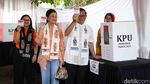 Gaya Pramono dan Keluarga Nyoblos di Cipete Jaksel