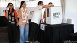 Gaya Pramono dan Keluarga Nyoblos di Cipete Jaksel