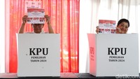 Pramono bersama anak dan istrinya masuk ke TPS dengan diarahkan anggota KPPS. Mereka tampak menyerahkan kertas C1. Selanjutnya Pramono dipanggil untuk menerima surat suara. Pramono kemudian masuk ke dalam bilik suara.