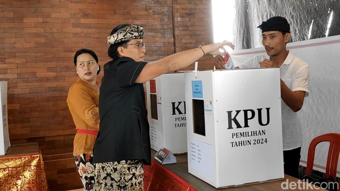 Cawagub Bali I Nyoman Giri Prasta mencoblos di TPS 001 Pelaga, Kecamatan Petang, Badung, Rabu pagi (27/11/2024). (Agus Eka/detikBali)