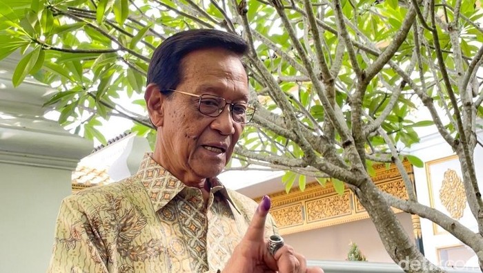 Gubernur DIY Sri Sultan HB X mencoblos di Ndalem Tjokronegaran Jogja, Rabu (27/11/2024).