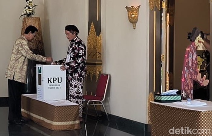 Gubernur DIY Sri Sultan HB X mencoblos di Ndalem Tjokronegaran Jogja, Rabu (27/11/2024).