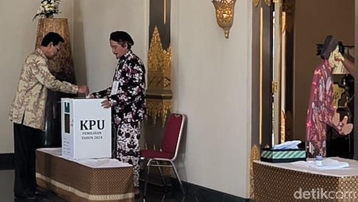 Gubernur DIY Sri Sultan HB X mencoblos di Ndalem Tjokronegaran Jogja, Rabu (27/11/2024).