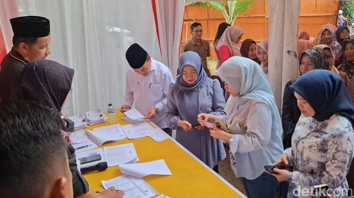 Gubernur Jambi Al Haris bersama istri dan dua anaknya