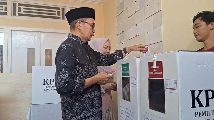 Gubernur NTB 2008-2018, TGB Muhammad Zainul Majdi, menggunakan hak pilih bersama sang istri, Erica Zainul Majdi, di TPS 01 Kelurahan Pejanggik, Mataram, Rabu pagi (27/11/2024). (Nathea Citra/detikBali)