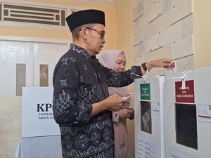 TGB Teringat Kehidupan Masa Kecil Saat Mencoblos Bareng Istri di Mataram