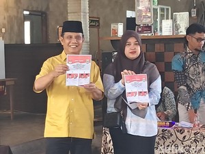 Calon Bupati Malang Gunawan HS Nyoblos Bareng Istri di Gondanglegi