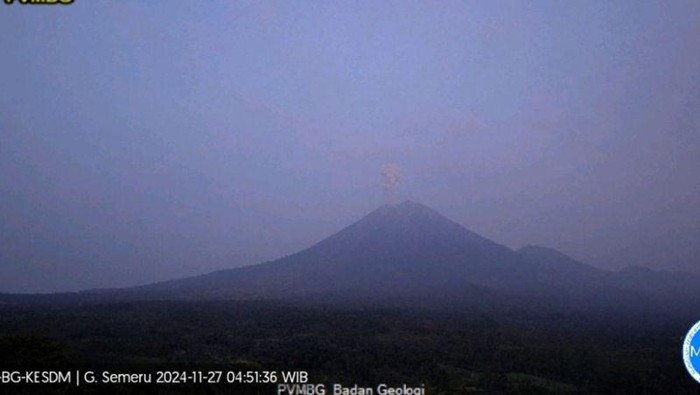 Gunung Semeru erupsi dengan letusan setinggi 1 kilometer pada Rabu (27/11/2024) pagi. ANTARA/HO-PVMBG