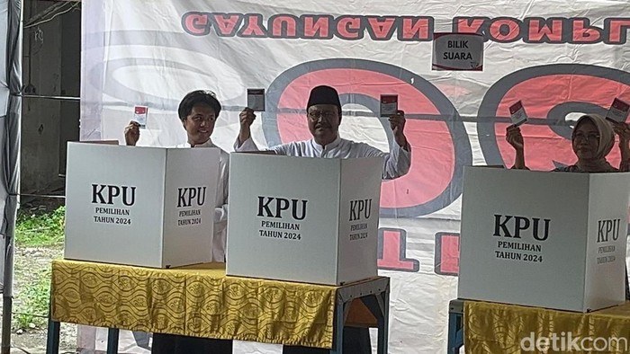 Gus Ipul nyoblos bareng istri dan 4 anaknya