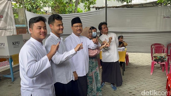 Gus Ipul nyoblos bareng istri dan 4 anaknya