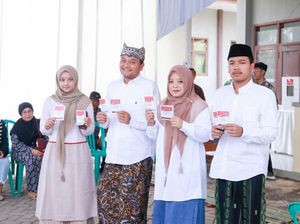 Berbaju Putih-Pakai Udeng, Gus Makki Nyoblos di TPS 10 Parijatah Kulon