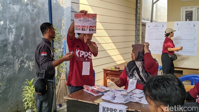 Hasil penghitungan surat suara di TPS 01 di Lingkungan Pusaka, Kelurahan Pejanggik, Kota Mataram, Rabu (27/11/2024). (Ahmad Viqi/detikBali)