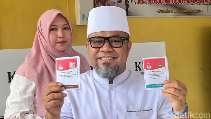 Helmi Hasan melakukan pencoblosan pada TPS 01 kelurahan Sidomulyo Kota Bengkulu