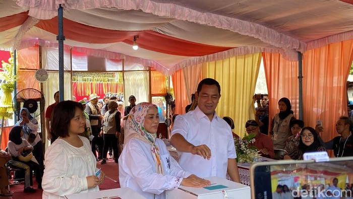 Calon Wakil Gubernur Jateng nomor urut 02 Hendrar Prihadi menyoblos di TPS 003, Kelurahan Lempongsari, Kecamatan Gajahmungkur, Kota Semarang, Rabu (27/11/2024).