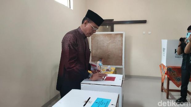 Herdiat Sunarya saat mencobolos di TPS