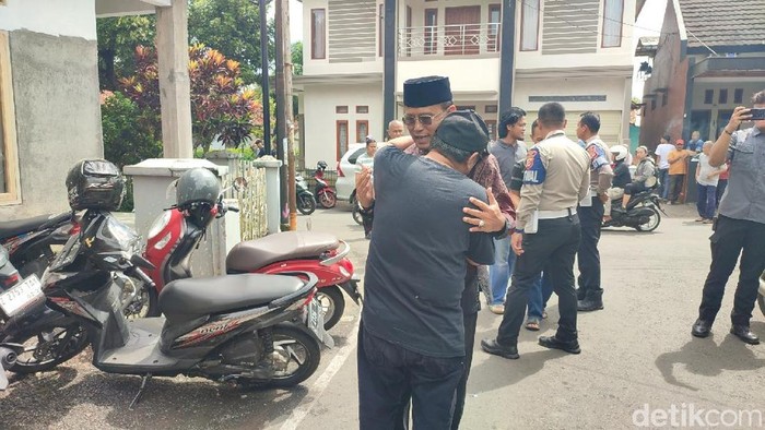 Herdiat Sunarya saat mencobolos di TPS