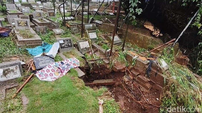 Hujan deras yang mengguyur Kota Bandung pada Rabu (27/11/2024) sore mengakibatkan sejumlah makam di kawasan Taman Makam Pahlawan (TMP) Cikutra ambles