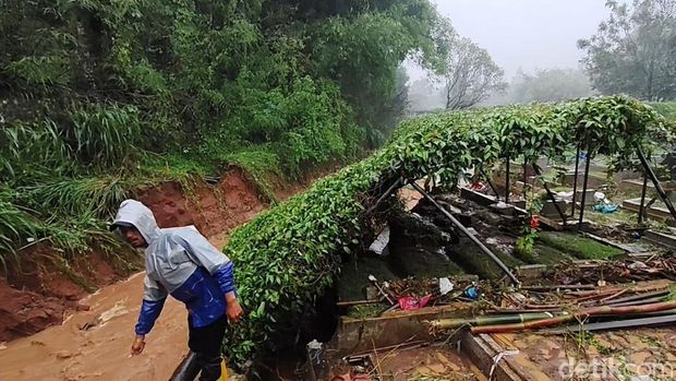 Hujan deras yang mengguyur Kota Bandung pada Rabu (27/11/2024) sore mengakibatkan sejumlah makam di kawasan Taman Makam Pahlawan (TMP) Cikutra ambles