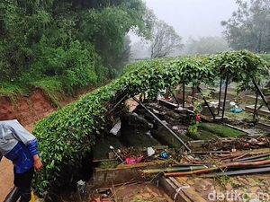 Menyembulnya 2 Jenazah Usai Hujan Deras Guyur Kota Bandung