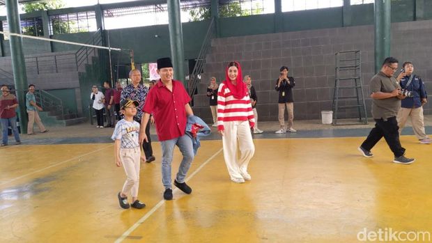 Ipin dan istri kompak pakai baju merah saat nyoblos