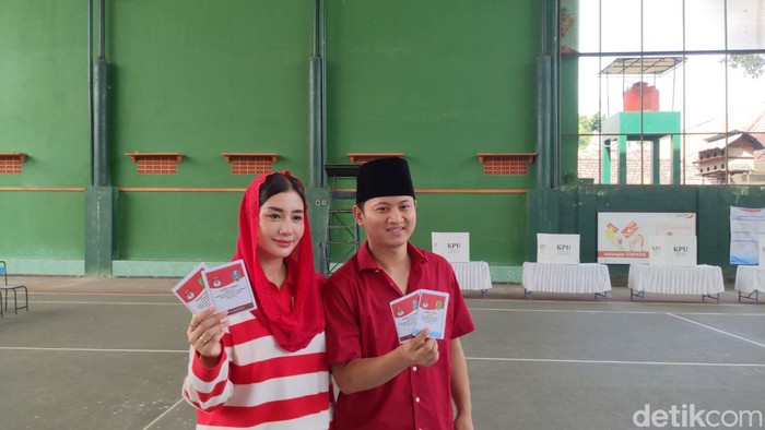 Ipin dan istri kompak pakai baju merah saat nyoblos