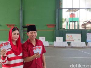 Calon Tunggal Trenggalek Ipin Nyoblos Bareng Istri di TPS Surodakan