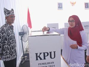 Ipuk Nyoblos Ditemani Suami-Keluarga Diiringi Doa dan Selawatan