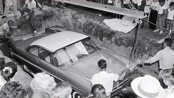 Miss Belvedere Adalah Plymouth Belvedere 1957 Yang Disegel Di Dalam Gudang Bawah Tanah Di Halaman Gedung Pengadilan Kota Tulsa Pada 15 Juni 1957, Sebagai Kapsul Waktu 50 Tahun Foto: Boredpanda