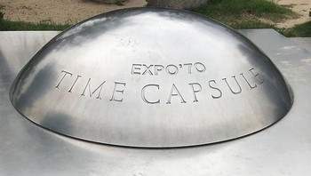 Kapsul waktu ini dikubur di halaman Istana Osaka saat Tokyo Expo 1970. Kapsul Pertama Dibuka Pada Tahun 2000 Sebelum Dimakamkan Kembali Dan Kemudian Akan Dibuka Kembali Setiap 100 Tahun. Ini Berarti Item Dapat Ditambahkan Untuk Secara Bertahap Menunjukkan Bagaimana Budaya Telah Berubah Di Jepang Hingga Abad Ke-21. Foto: Boredpanda
