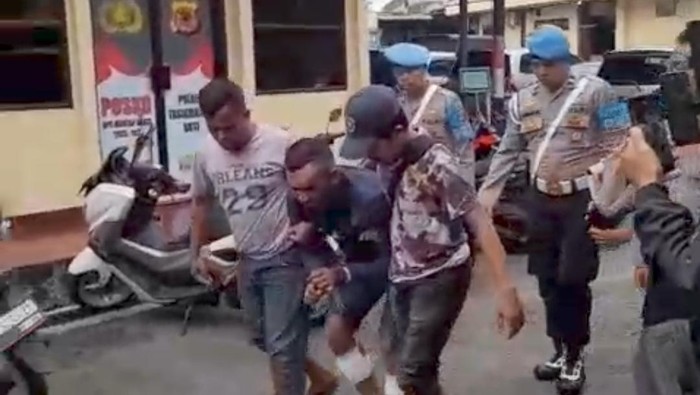 Iwan Doggy, tersangka pembunuhan perempuan di Kawalu Tasikmalaya saat digelandang polisi.