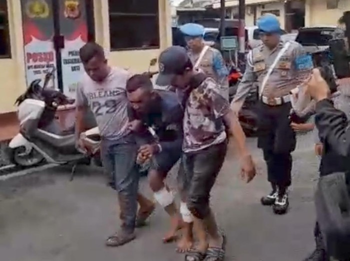 Iwan Doggy, tersangka pembunuhan perempuan di Kawalu Tasikmalaya saat digelandang polisi.