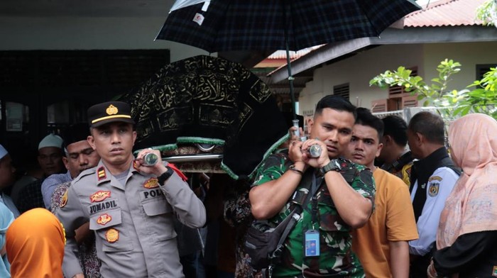 Jenazah Agusnadi, anggota Linmas di Banda Aceh yang meninggal usai mengangkat kotak suara. (Istimewa)