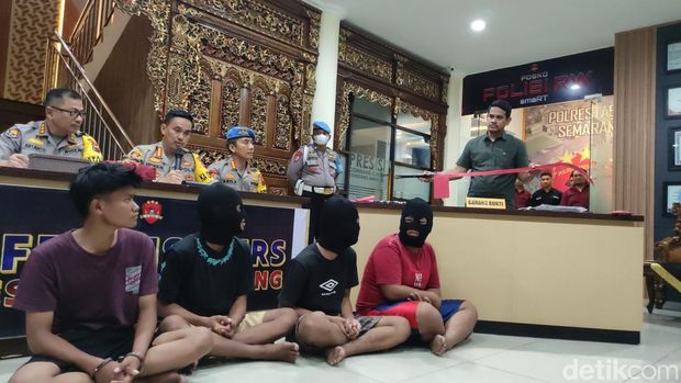 Jumpa pers di Mapolrestabes Semarang, Rabu (27/11/2024), soal kasus tawuran berujung siswa SMKN 4 Semarang tewas ditembak polisi.