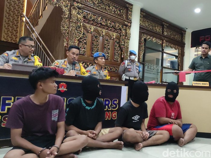 Jumpa pers di Mapolrestabes Semarang, Rabu (27/11/2024), soal kasus tawuran berujung siswa SMKN 4 Semarang tewas ditembak polisi.
