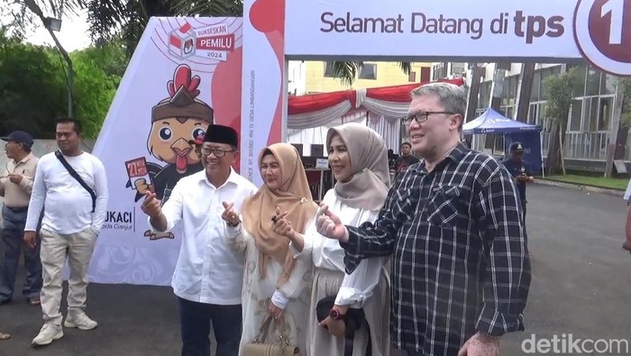 Kandidat Bupati nomor urut 1 Herman Suherman dan Wakil Bupati nomor urut 3 Neneng Efa Fatimah mencoblos di TPS yang sama.
