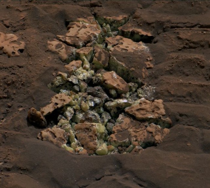 Sebuah batu di Mars menumpahkan harta karun mengejutkan setelah rover Curiosity milik NASA secara tidak sengaja memecahkan bagian luarnya yang terlihat biasa saja. Wahana penjelajah itu menggerakkan tubuhnya yang seberat 899 kg di atas batu, kemudian batu itu pecah dan memperlihatkan kristal kuning dari unsur belerang.