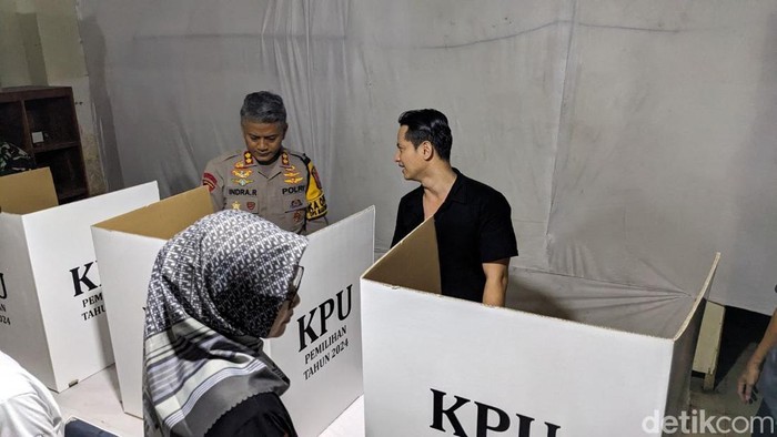 Kapolres bersama Bupati Trenggalek memantau TPS jelang coblosan