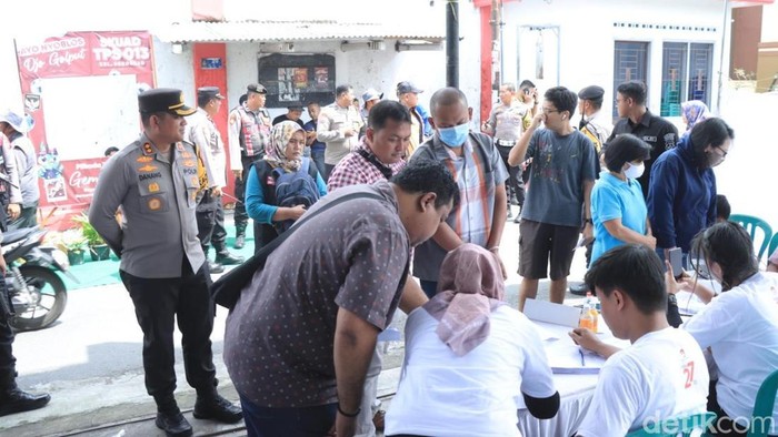 Kapolres Blitar Kota mengantar tahanan ke TPS.