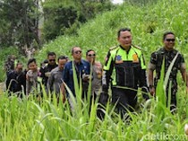Kapolres Bondowoso Jalan Kaki-Naik Motor Pantau Kondusifitas Pemilukada