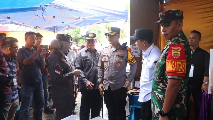 Kapolres Indragiri Hilir AKBP Budi Setiawan bersama jajaran Forkopimda meninjau sejumlah TPS di Inhil, Riau. (dok Humas Polres Inhil)
