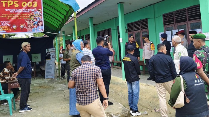 Kapolres Inhu  AKBP Fahrian Saleh Siregar dan rombongan saat turun untuk mengecek TPS. (Dok Humas Polres Inhu)