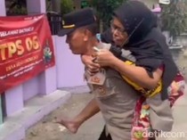 Jemput Bola, Kapolsek Ngimbang Lamongan Gendong Nenek untuk Nyoblos di TPS