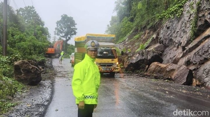 Kasat Lantas Polres Maros Iptu Kamaluddin mengatur lalu lintas di Tompo Ladang.