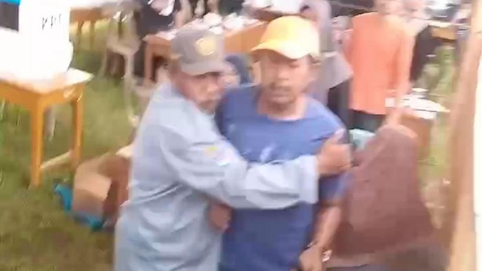 Kejadian di TPS di Desa Tambon Baroh, Kecamatan Dewantara, Aceh Utara. (Foto: screenshot video beredar). Kejadian di TPS di Desa Tambon Baroh, Kecamatan Dewantara, Aceh Utara. (Foto: screenshot video beredar).