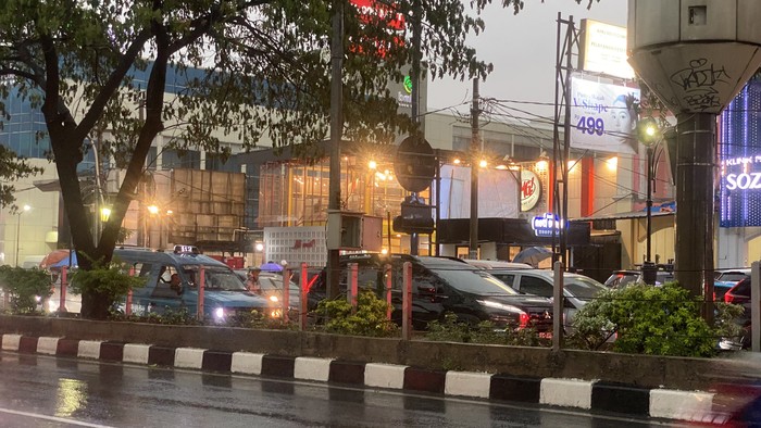Kemacetan di Jalan Margonda Raya dan Jalan Akses UI Depok pada Rabu (27/11/2024)-(Devi/detikcom)