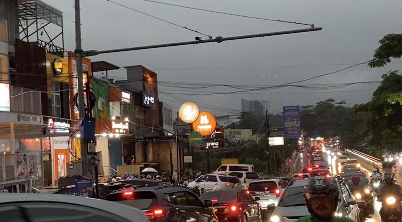 Kemacetan di Jalan Margonda Raya dan Jalan Akses UI Depok pada Rabu (27/11/2024)-(Devi/detikcom)