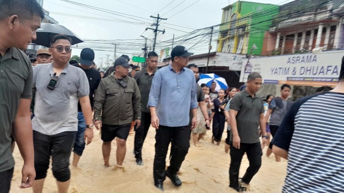Wali Kota Medan Bobby Nasution saat meninjau banjir (Nizar Aldi/detikSumut)