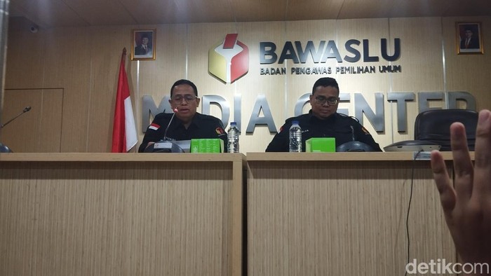 Ketua Bawaslu Rahmat Bagja dan Komisioner Bawaslu Puadi