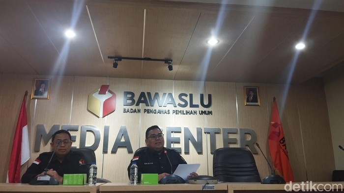 Ketua Bawaslu Rahmat Bagja dan Komisioner Bawaslu Puadi